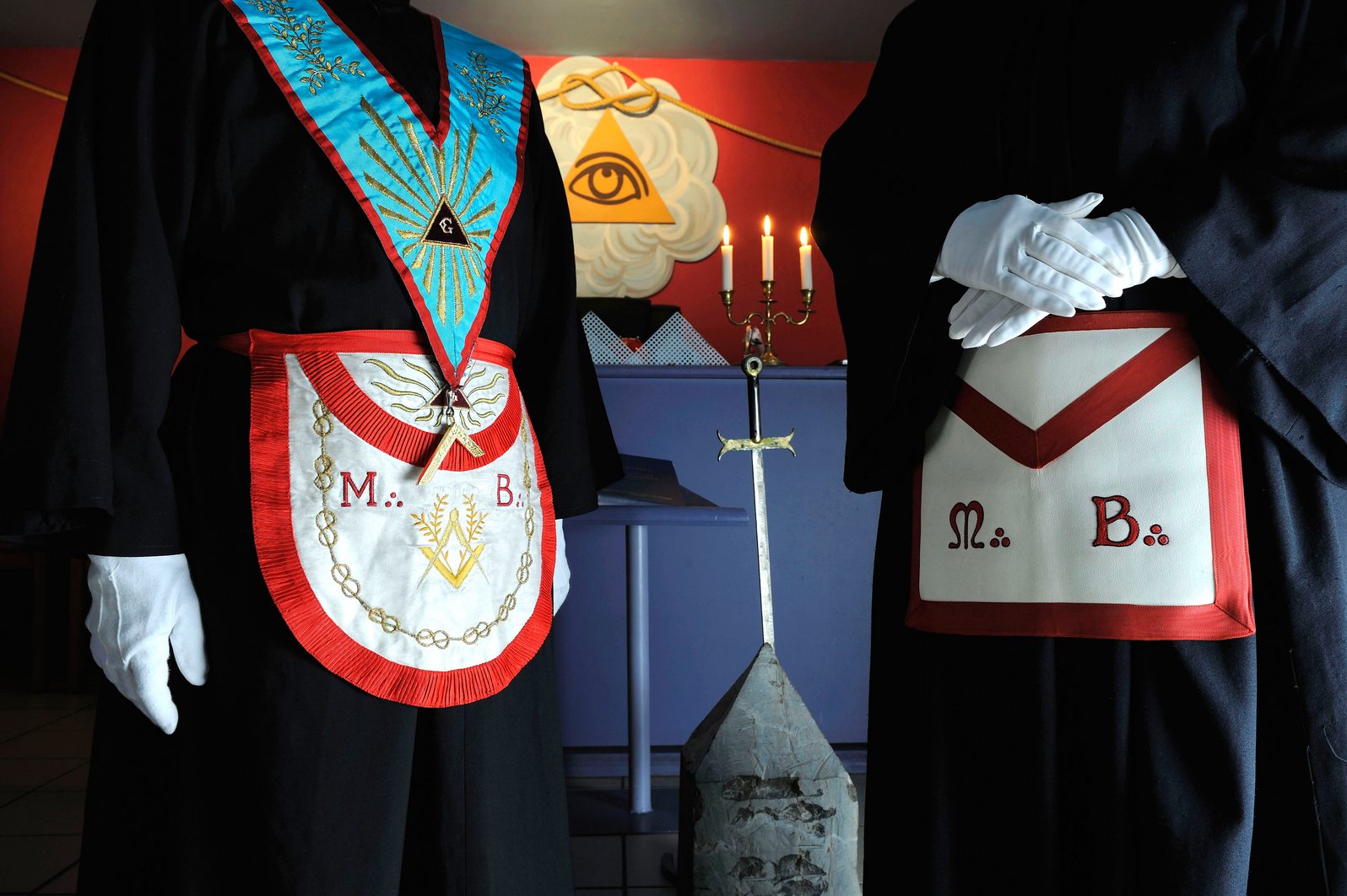 Proč zednáři nosí zástěry a mluví v symbolech