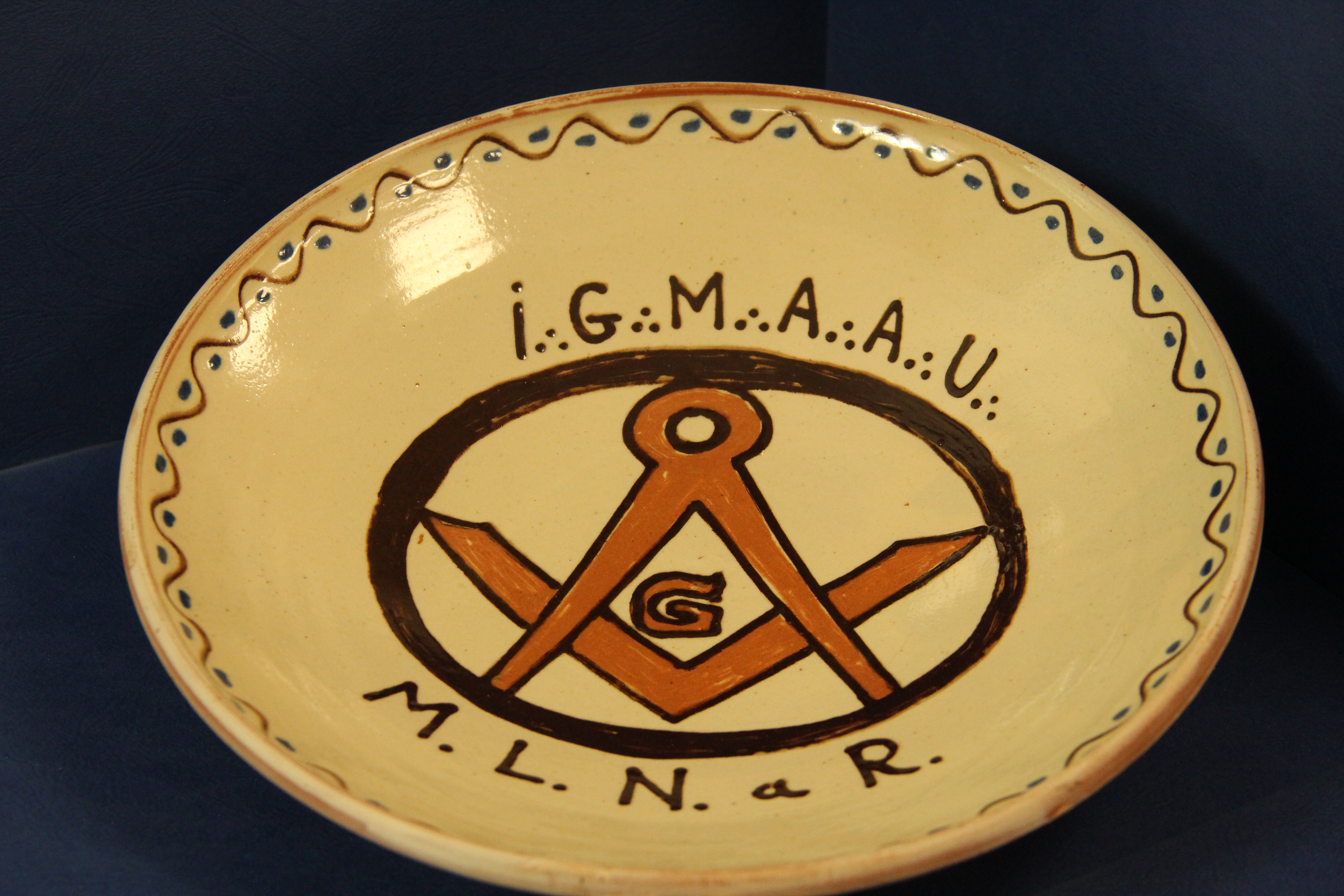 Porcelán se zednářskými motivy